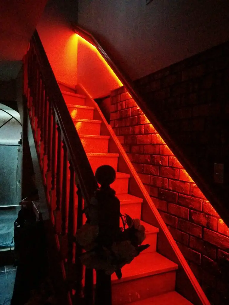 Automatic stair lights led philips hue glued on with Fabri Fuse E6000