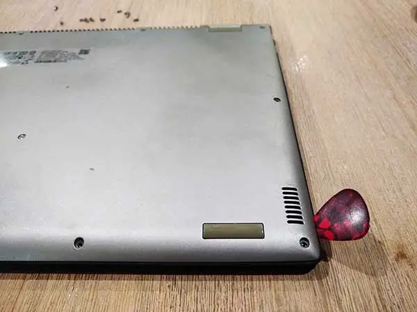 Removing the Lenovo Yoga 2 back cover with a guitar pick